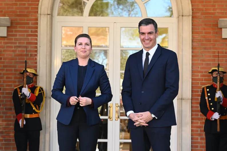 Sánchez se escandaliza por la paralización del voto de los nacionalizados, mientras su ‘amiga’ danesa Frederiksen endurece, directamente, las dobles nacionalidades 