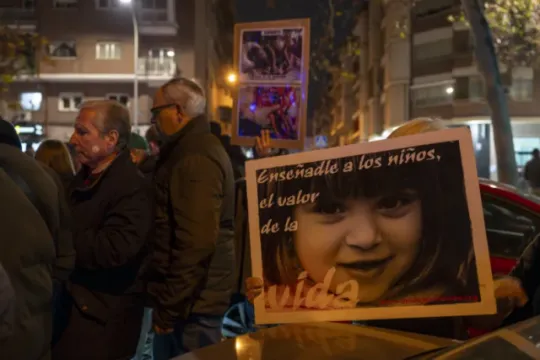 Rezar todavía no es delito: la Audiencia Provincial de Álava confirma la absolución a 21 provida que rezaban delante de un abortorio