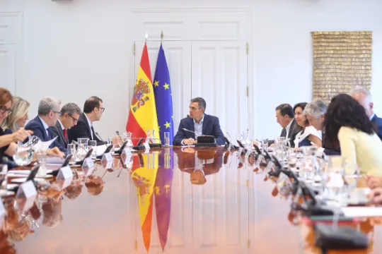 Dos ministras del Gobierno tienen que salir huyendo de Ceuta y Melilla ante los abucheos de los ciudadanos
