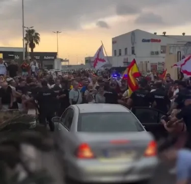 Vecinos de Ceuta lanzan piedras y huevos al coche de Julia Ferreras, diputada del partido pro-marroquí Ceuta Ya!