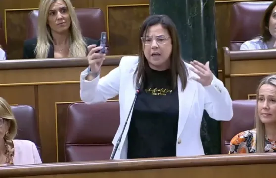 El sectarismo de Armengol: echa del hemiciclo a la diputada del PP Ana Vázquez, por enseñar un bote de gas pimienta que usan las niñas de Ceuta para defenderse de los violadores 