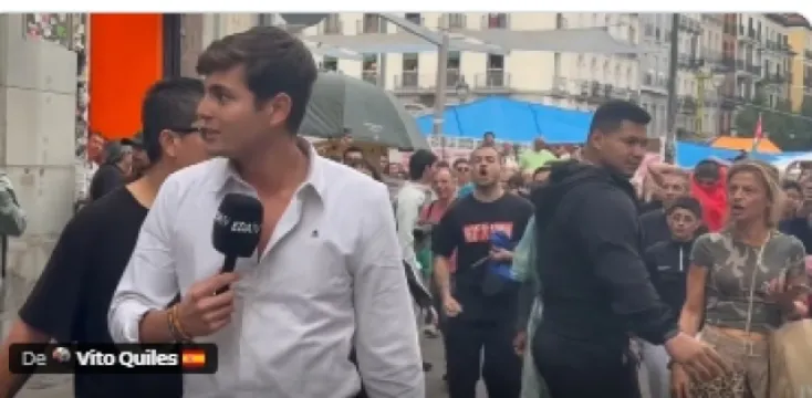 Tolerancia progresista: Acampados en Sol increpan y lanzan objetos contra Vito Quiles al grito de "¡Fuera, fuera!"
