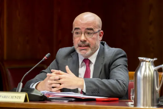 Los 'campistas de Sol' trepan las ventanas de la Comunidad de Madrid, bloquean la puerta e intimidan a un periodista... son gente pacífica