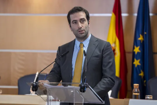 El reparto de la miseria. El Gobierno 'ayuda' a los españoles: Moncloa vuelve a los 20 centimillos por litro de gasolina y topa la TUR del gas y el butano