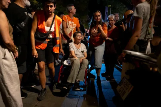Atención, pregunta: si le hubieran okupado el piso a Maricarmen mientras estaba en el hospital, ¿la acampada sería a favor de los okupas y Maricarmen una fascista?