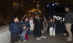 Tenemos imágenes de los 'Hooligans' que se atreven a rezar a las puertas del mayor abortorio de España, la Dator, en la madrileña calle Hermanos Gárate, 4, 28020