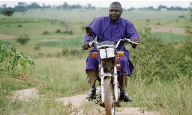 Un sacerdote va en moto para facilitar su misión en Nigeria. (ACN)