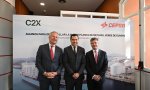 De izquierda a derecha Maarten Wetselaar, CEO de Cepsa, Juan Manuel Moreno Bonilla, presidente de la Junta de Andalucía, y Brian Davis, CEO de C2X.