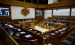 El texto aprobado en el Parlamento Vasco incluye que en los centros se «acompañe y oriente» a los alumnos para la vida sexual​​​​​​​, «desde el reconocimiento de su propio cuerpo y la madurez erótica  hasta la igualdad y la diversidad»