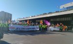 La protesta de los trabajadores de Danone ha arrancado en la estación de Sants y desde allí se ha dirigido a la sede de Danone en Barcelona
