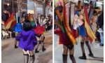 Perversión salvaje de la infancia en un festival de Torrevieja: niños desfilando con pezoneras, ligueros y tacones altos