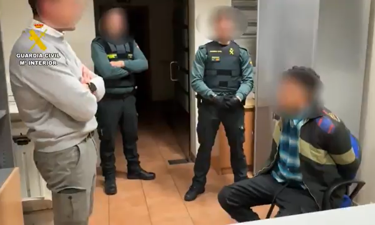 Tras un violento y peligroso forcejeo, los guardias consiguieron llevarlo a comisaría Tras un violento y peligroso forcejeo, los guardias consiguieron llevarlo a comisaría