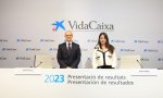 Javier Valle, consejero director general de VidaCaixa, y Ana García, directora de Comunicación de la aseguradora