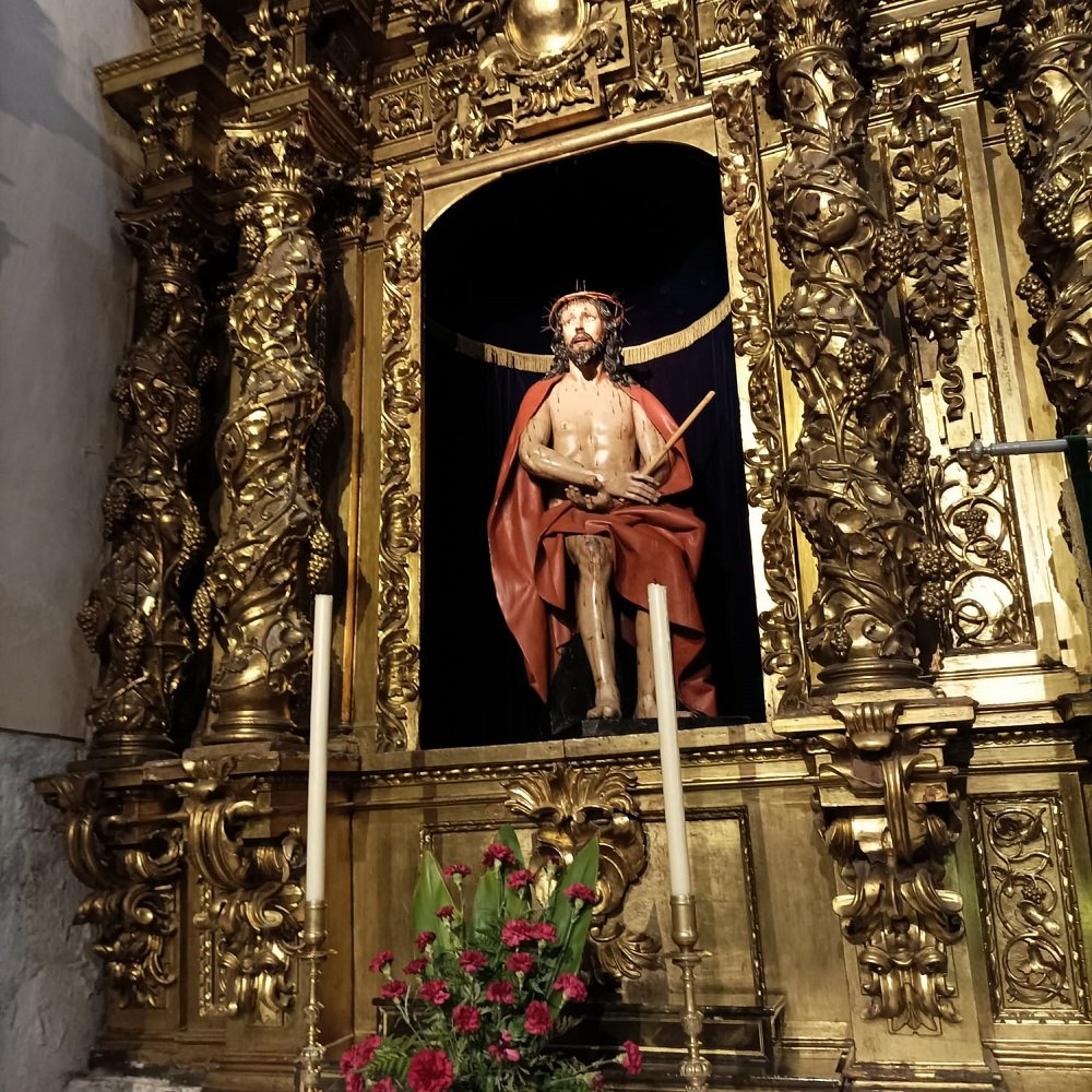 Jesús con la corona de espinas y la túnica 