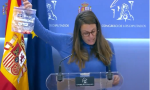 La representante de la CUP Mireia Vehí mostrando en rueda de prensa un feto de plástico que supuestamente le habría enviado HazteOir
