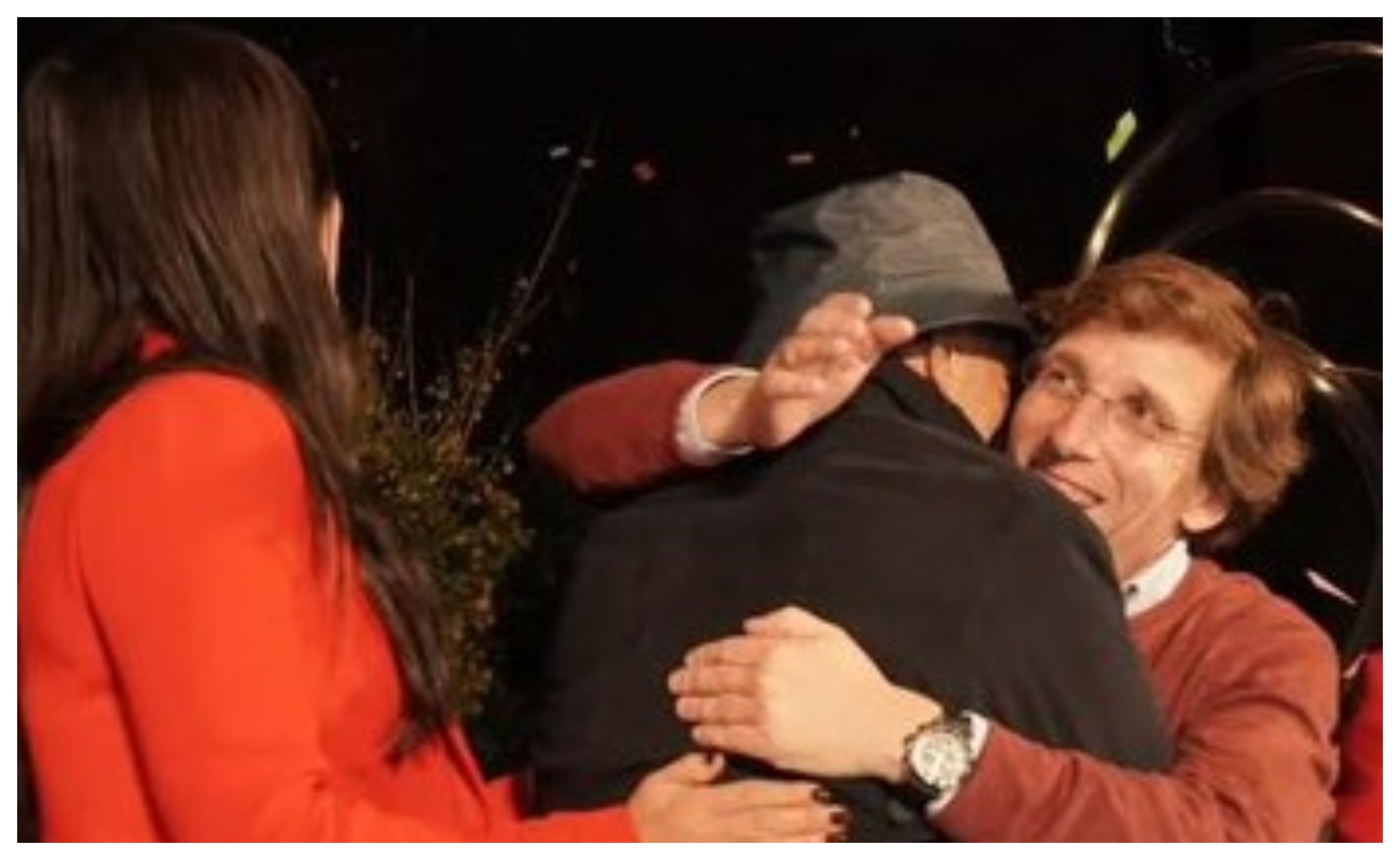 El alcalde, don José Luis Martínez-Almeida, ha caído en la cuenta de que el madrileño está triste porque se encuentra sólo y entonces, nuestro edil corre solícito en su ayuda, para que se realice y eso, en buena compañía El alcalde, don José Luis Martínez-Almeida, ha caído en la cuenta de que el madrileño está triste porque se encuentra sólo y entonces, nuestro edil corre solícito en su ayuda, para que se realice y eso, en buena compañía