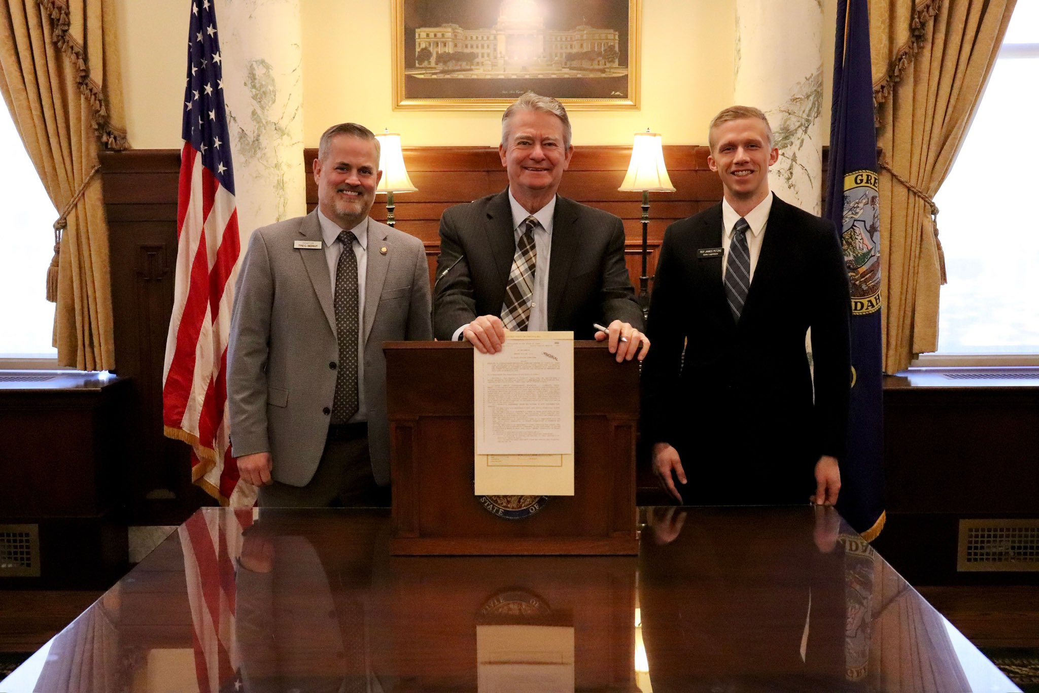 El republicano Brad Little (en el centro de la imagen): “Me decepcionó que la Legislatura dejara pasar la oportunidad de promover una legislación significativa para proteger verdaderamente a los niños de los daños de las redes sociales"