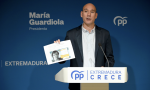 El portavoz del PP de Extremadura, José Ángel Sánchez Juliá, enseña una foto del hermano del presidente del Gobierno