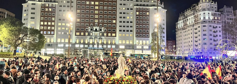 El año pasado, el rezo del rosario contó con la asistencia de cerca de 3.000 jóvenes