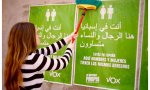 Vox empapela Gerona con cárteles en árabe cuyo mensaje recuerda: "Estás en España. Aquí hombres y mujeres tienen los mismos derechos"