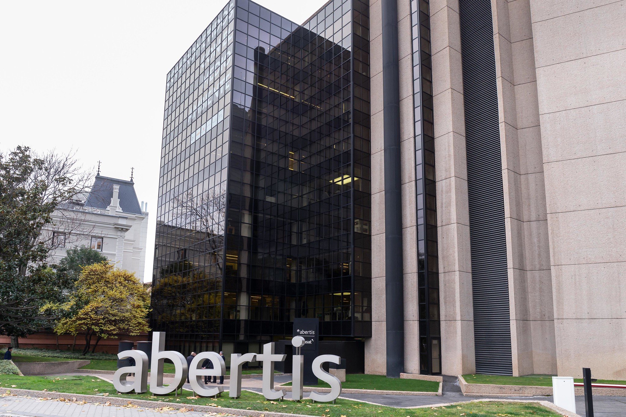 La semana empieza regular para Florentino Pérez, su primera preocupación viene de parte de Abertis, pero Hochtief da la nota positiva / Foto: Pablo Moreno La semana empieza regular para Florentino Pérez, su primera preocupación viene de parte de Abertis, pero Hochtief da la nota positiva / Foto: Pablo Moreno