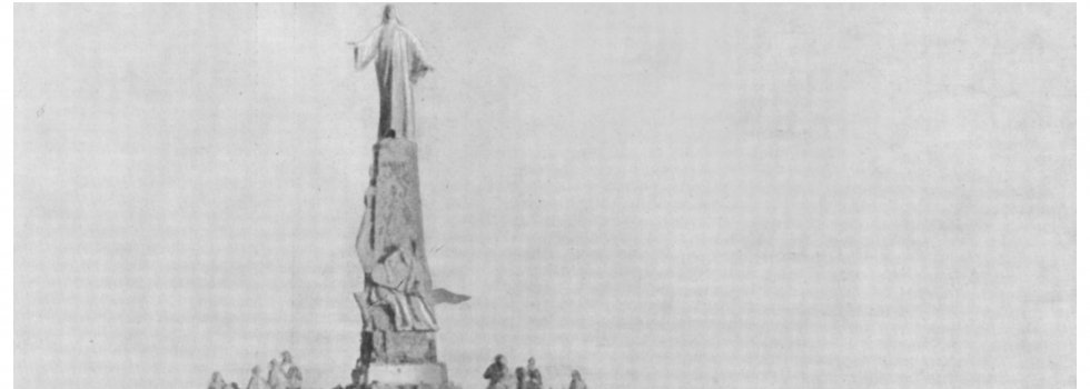 Famosa foto del fusilamiento del Sagrado Corazón de Jesús en el Cerro de los Ángeles, el 28 de julio de 1936. Una miliciana en jarras, a la derecha de la foto, manda un pelotón que pretende asesinar a Dios