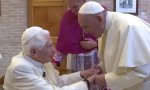 El Papa Francisco saluda al Papa emérito Benedicto XVI.