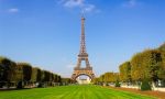 El mundo tiene miedo. Francia protege la Torre Eiffel con un muro de cristal a prueba de balas