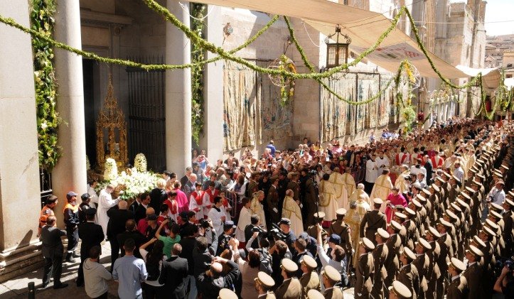 Corpus Christi. Procesión en Toledo. La iglesia vive de la Eucaristía, el cristiano también