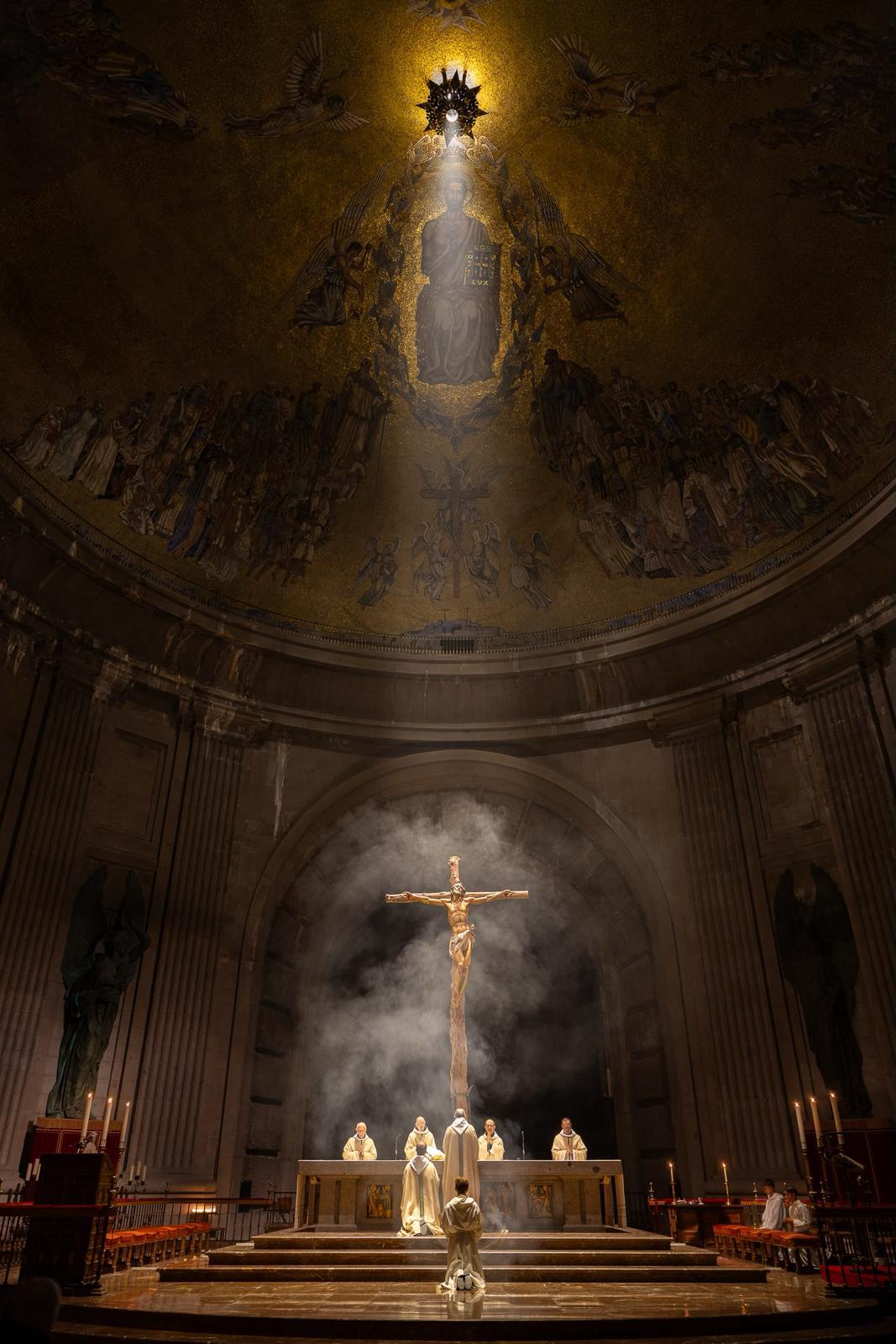 Momento de la consagración el 27 de noviembre de 2024, en la Basílica del Valle de los Caídos