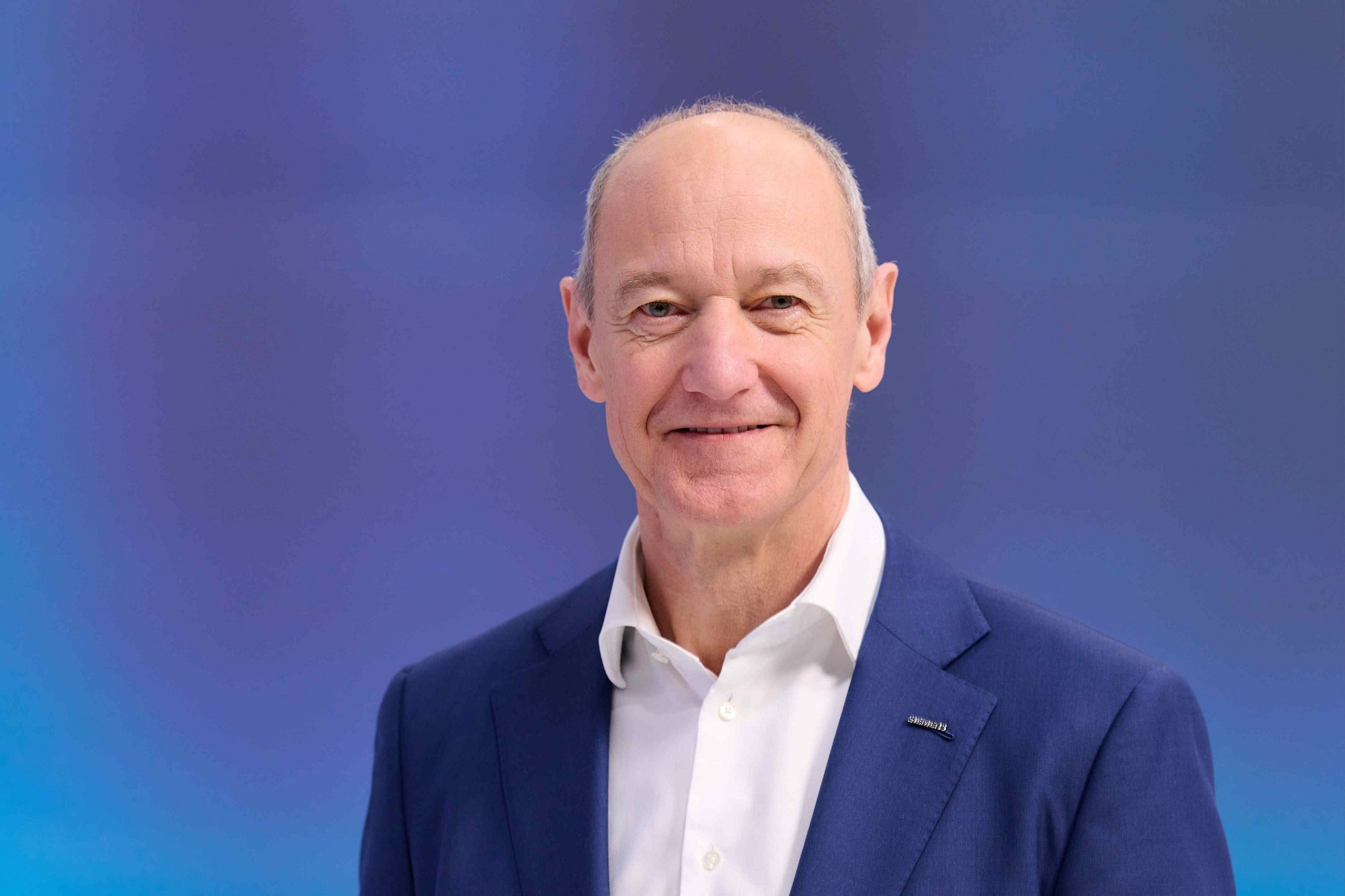 Roland Busch, presidente y CEO de Siemens, satisfecho con el desempeño trimestral, eleva previsiones