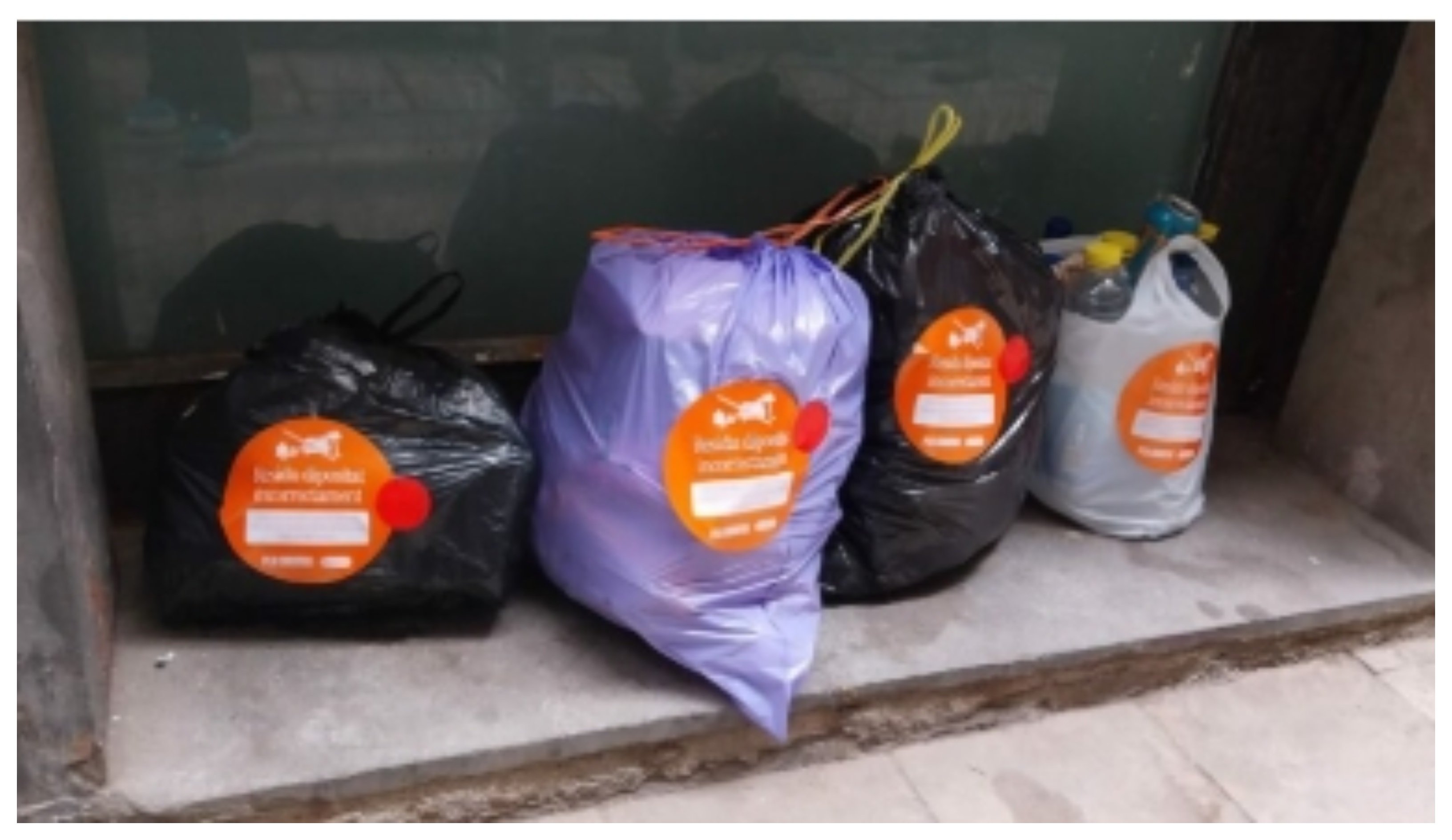 Vuelve la policía de la basura: cámaras de seguridad en Ciutat Vella, para perseguir a los vecinos que tiran la basura donde no toca. Las multas pueden alcanzar los 600 euros Vuelve la policía de la basura: cámaras de seguridad en Ciutat Vella, para perseguir a los vecinos que tiran la basura donde no toca. Las multas pueden alcanzar los 600 euros