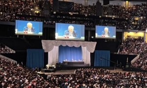 Cerca de 20.000 inversores se congregaron este fin de semana en CHI Center de Omaha (Nebraska) para escuchar a Warren Buffett Cerca de 20.000 inversores se congregaron este fin de semana en CHI Center de Omaha (Nebraska) para escuchar a Warren Buffett