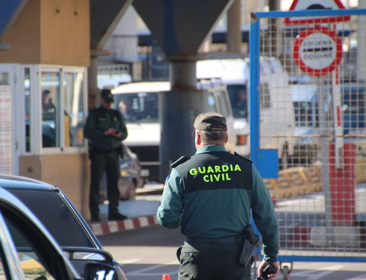 Sevilla. Una mujer apuñala a su marido e intenta asfixiar a su bebé Sevilla. Una mujer apuñala a su marido e intenta asfixiar a su bebé