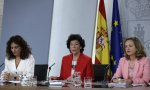 La ministra portavoz, Isabel Celaá, escoltada por los rostros económicos del Ejecutivo: María Jesús Montero y Nadia Calviño