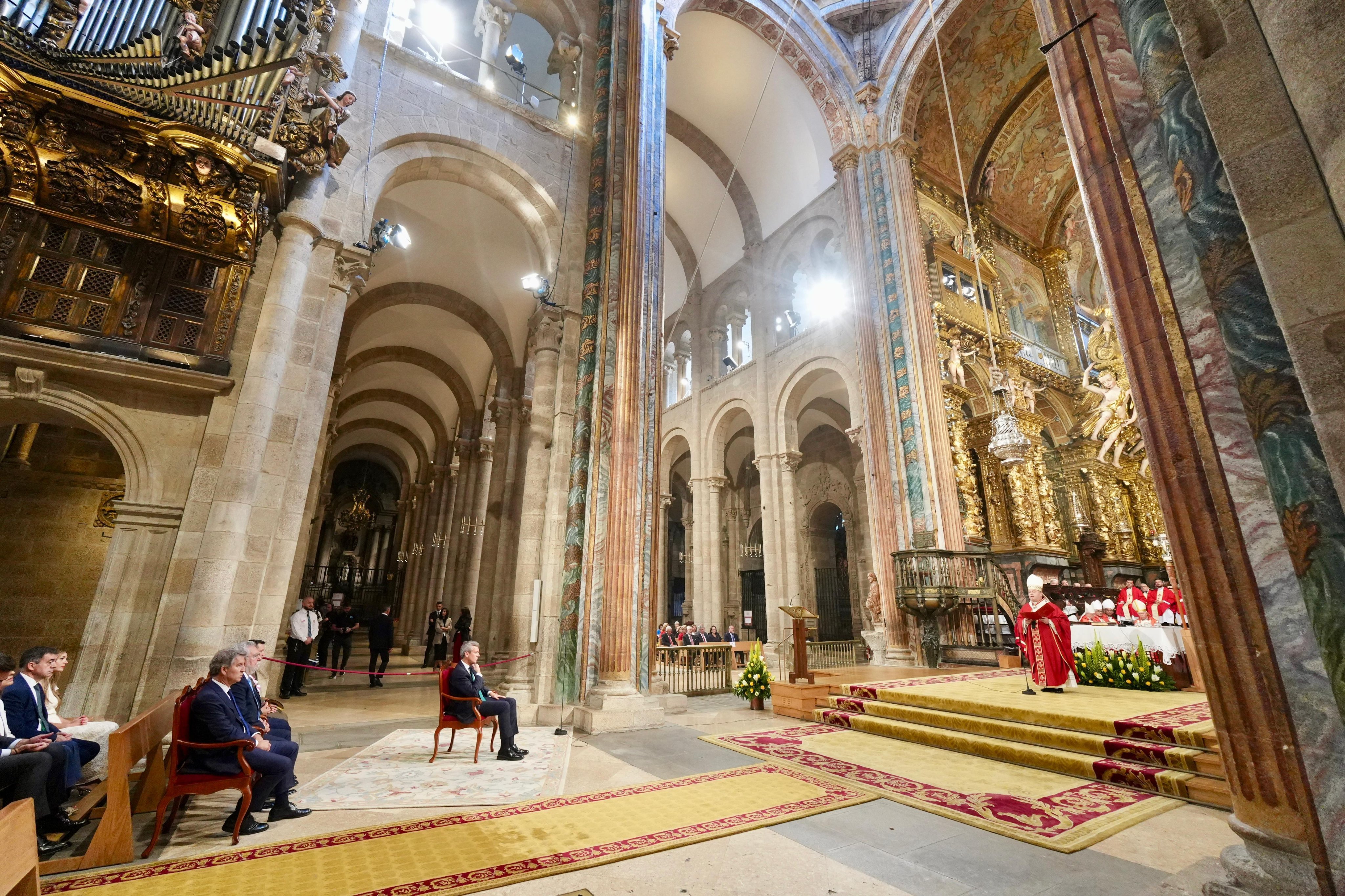 No acudió el Rey, no acudió ningún miembro de la familia real. Como es costumbre, no acudió Pedro Sánchez, que se confiesa ateo declarado, tampoco acudió ningún miembro del Gobierno. Eso sí, estaba el presidente del Partido Popular, Alberto Núñez Feijóo, aunque desconozco si en calidad de católico, de español, o de gallego