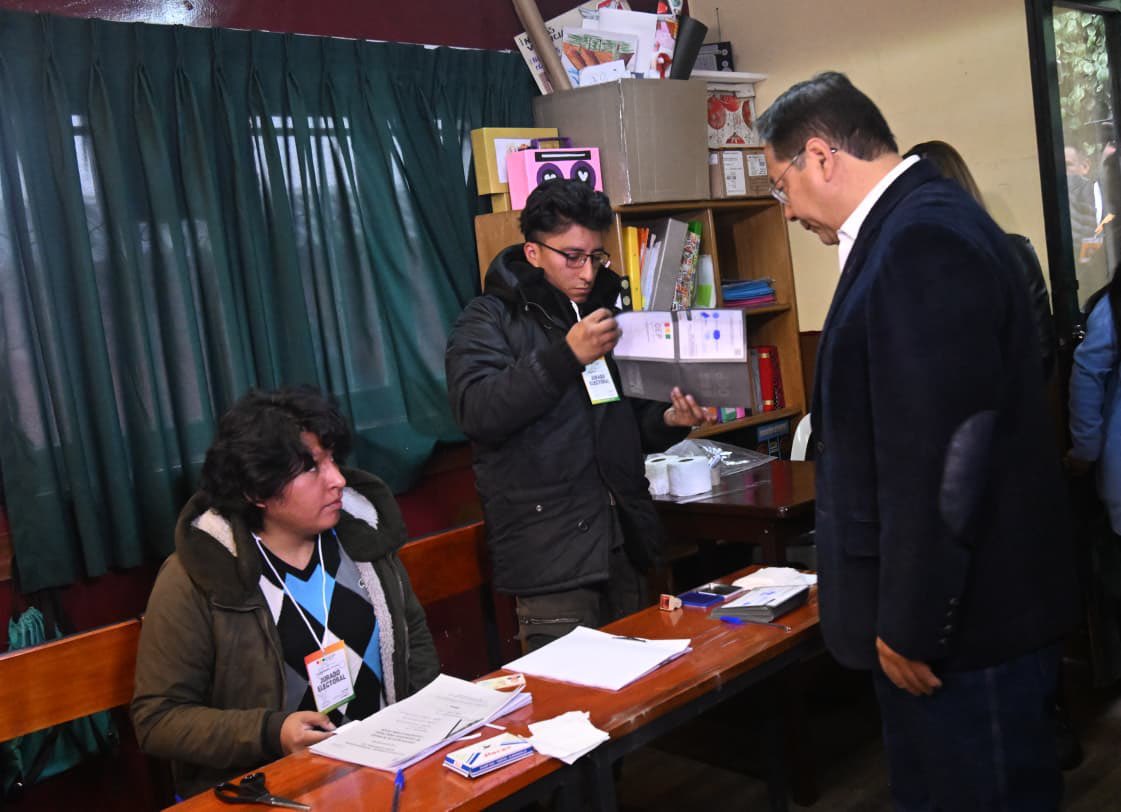 El ya expresidente Luis Arce, del Movimiento Al Socialismo, votando ayer / Foto: red social X El ya expresidente Luis Arce, del Movimiento Al Socialismo, votando ayer / Foto: red social X