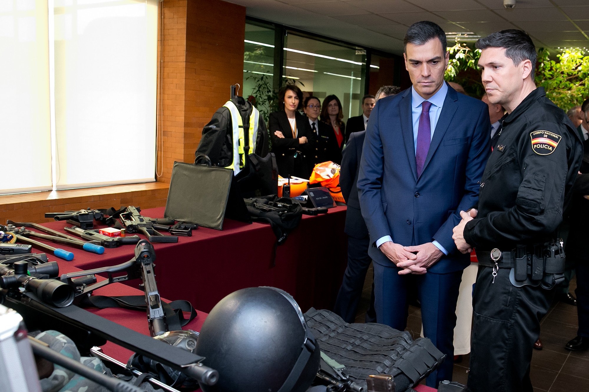 Pedro Sánchez con efectivos de la Policía Nacional / Foto: Flickr Moncloa Pedro Sánchez con efectivos de la Policía Nacional / Foto: Flickr Moncloa
