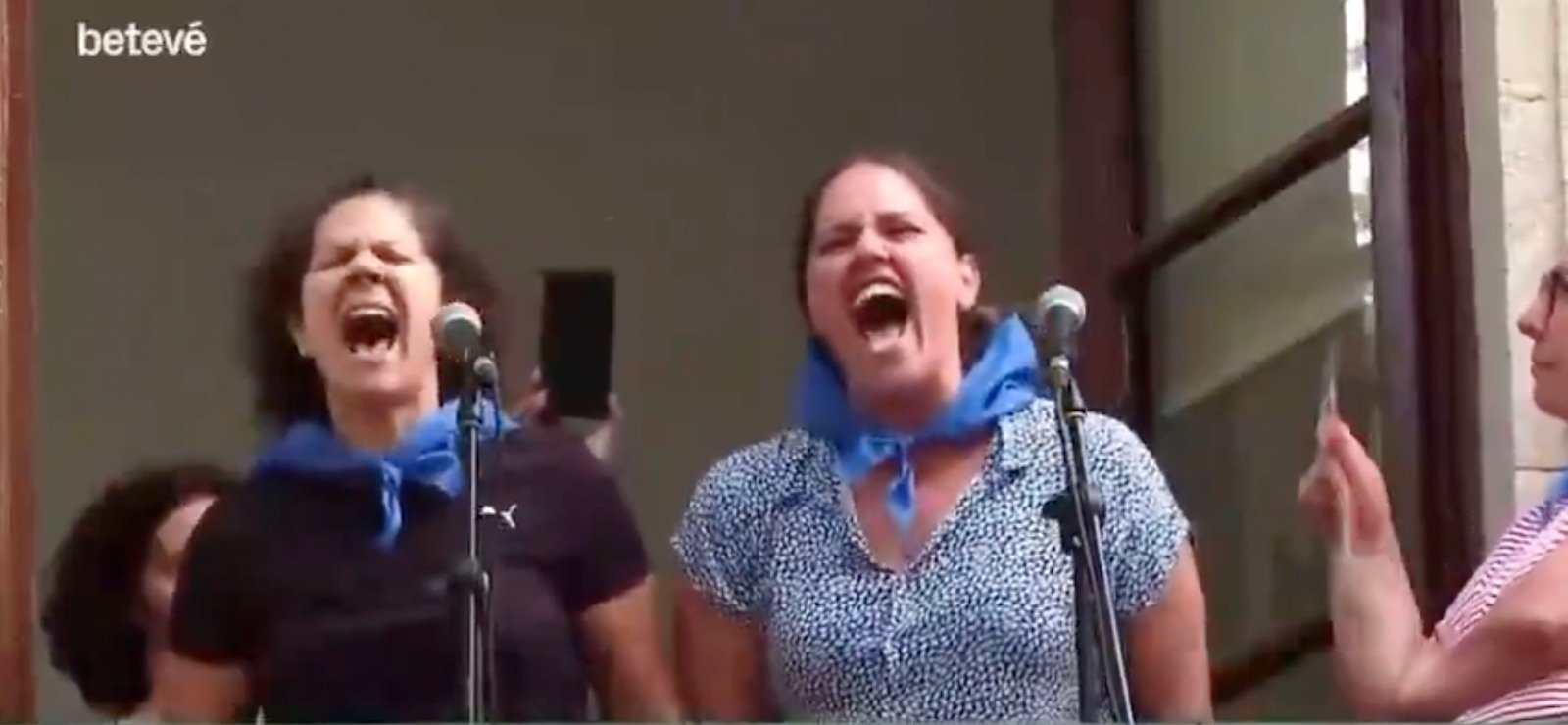 Se trata de las actrices mallorquinas Esther López y Júlia Truyol, integrantes de la compañía La Calórica y residentes en el barrio desde hace diez y diecisiete años, respectivamente