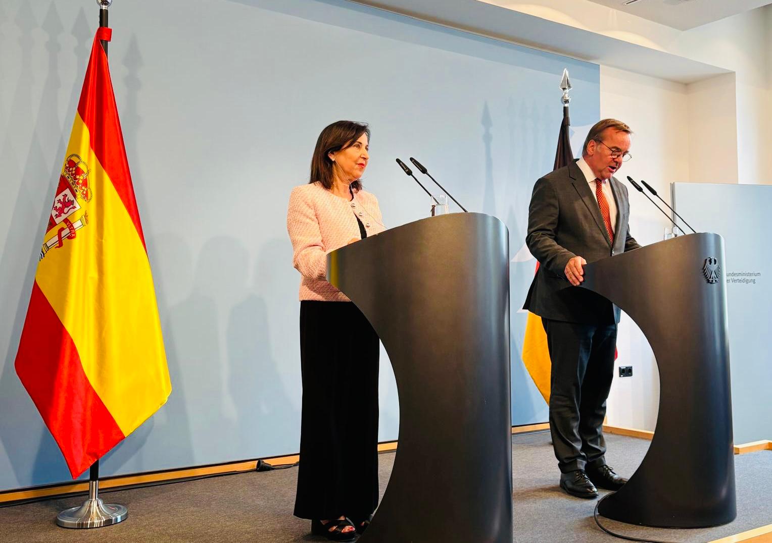 La ministra de Defensa, Margarita Robles, defiende “el sistema que tenemos en este momento” en España, donde la mili terminó en 2011,... y lo hace ante su homólogo alemán, Boris Pistorius, justo cuando Alemania ha anunciado la vuelta a la mili de forma voluntaria