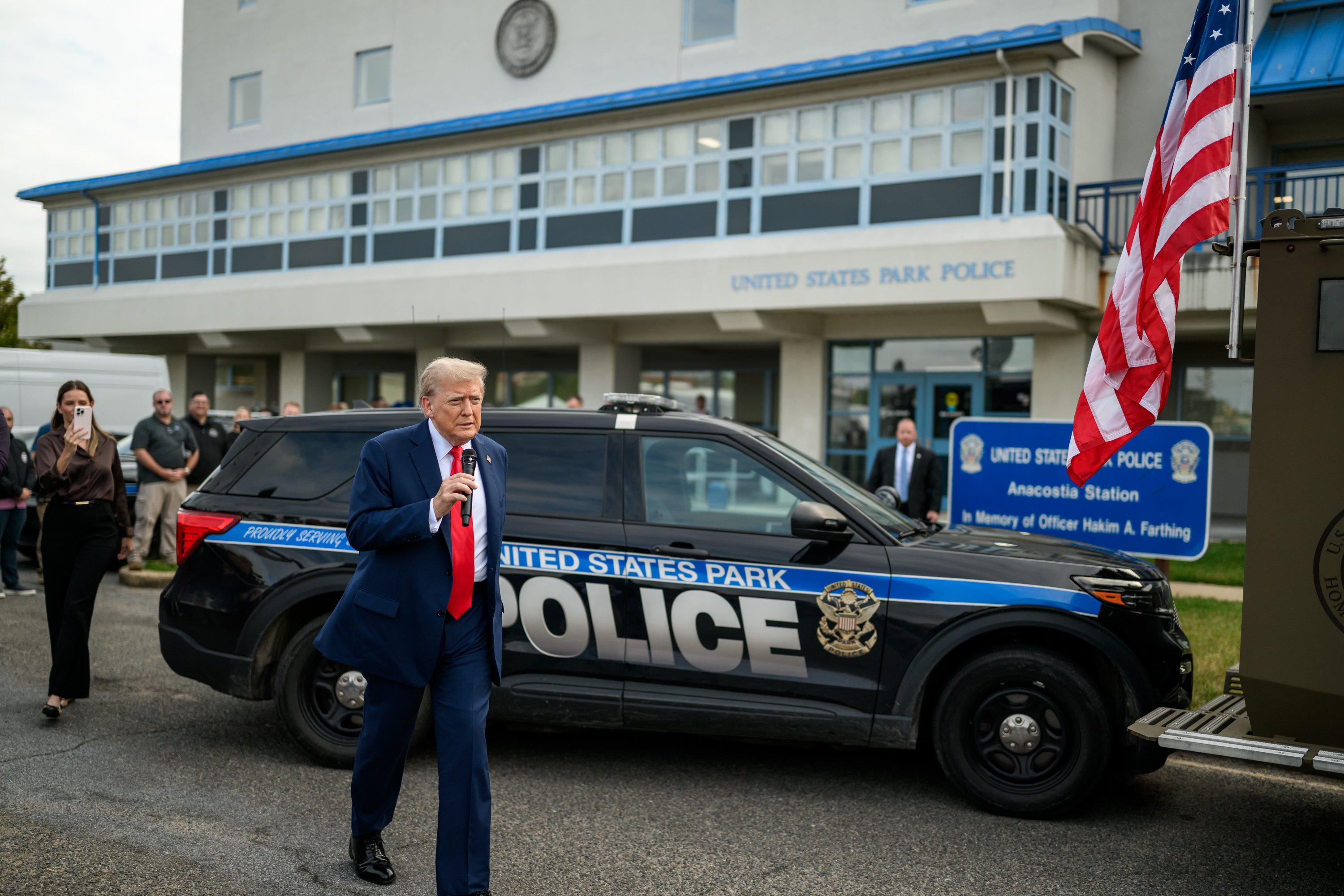 Con Biden se llegó al “defund the police” (“retirar la financiación de la policía”) y con Trump se vuelve al 'Back blue' ('vuelta al azul de la policía')