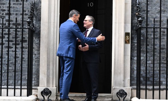 Sánchez y Starmer se saludan en la puerta del número 10 de Downing Street Sánchez y Starmer se saludan en la puerta del número 10 de Downing Street