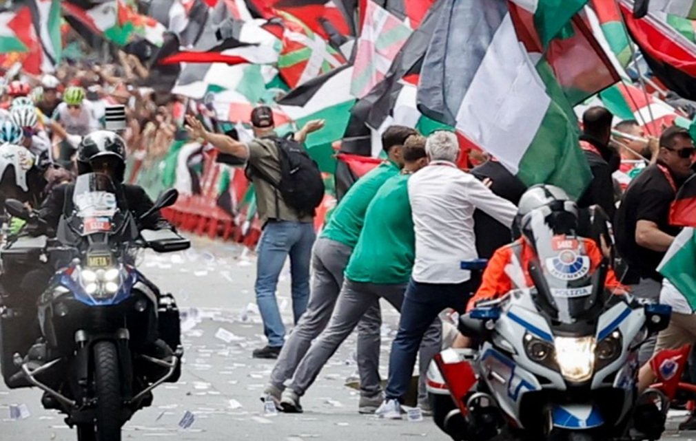 La ministra Rego ya arremetió contra Guillén por atreverse a hablar de actos violentos cometidos por activistas pro-palestinos. Naturalmente, los actos, que según la ministra no son violentos, han supuesto la anulación de la etapa de la Vuelta que finalizaba en Bilbao