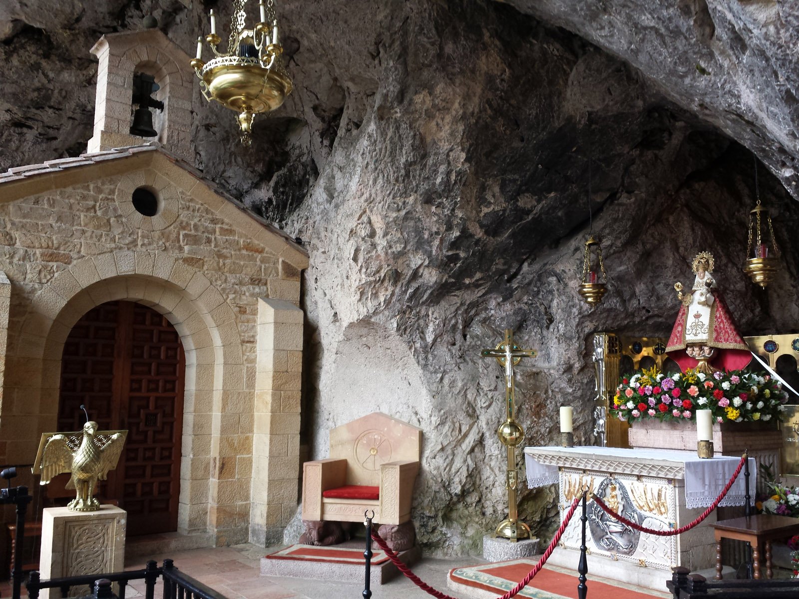 La realidad es que, a partir de esta victoria cristiana de Covadonga, fue la primera señal de la reacción cristiana y la voluntad de recobrar, España: allí se alza hoy en ese lugar sagrado una hermosa basílica, donde se venera a la Santina de Covadonga, María Santísima