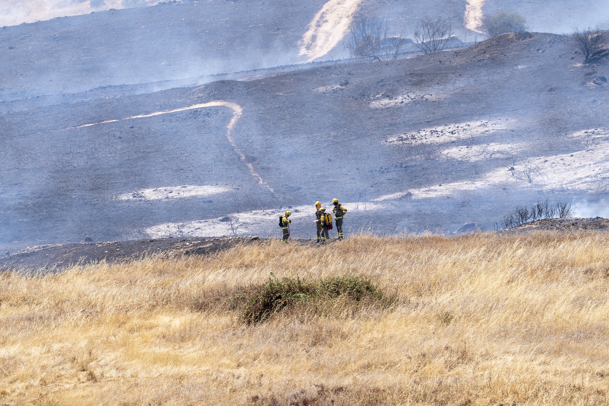 Lo que no deja de llamar la atención es que a pesar del despliegue de medios contra el fuego... el fuego sólo ha desaparecido cuando el tiempo ha empeorado, con más frío y algo de lluvia / Foto: Pablo Moreno Lo que no deja de llamar la atención es que a pesar del despliegue de medios contra el fuego... el fuego sólo ha desaparecido cuando el tiempo ha empeorado, con más frío y algo de lluvia / Foto: Pablo Moreno
