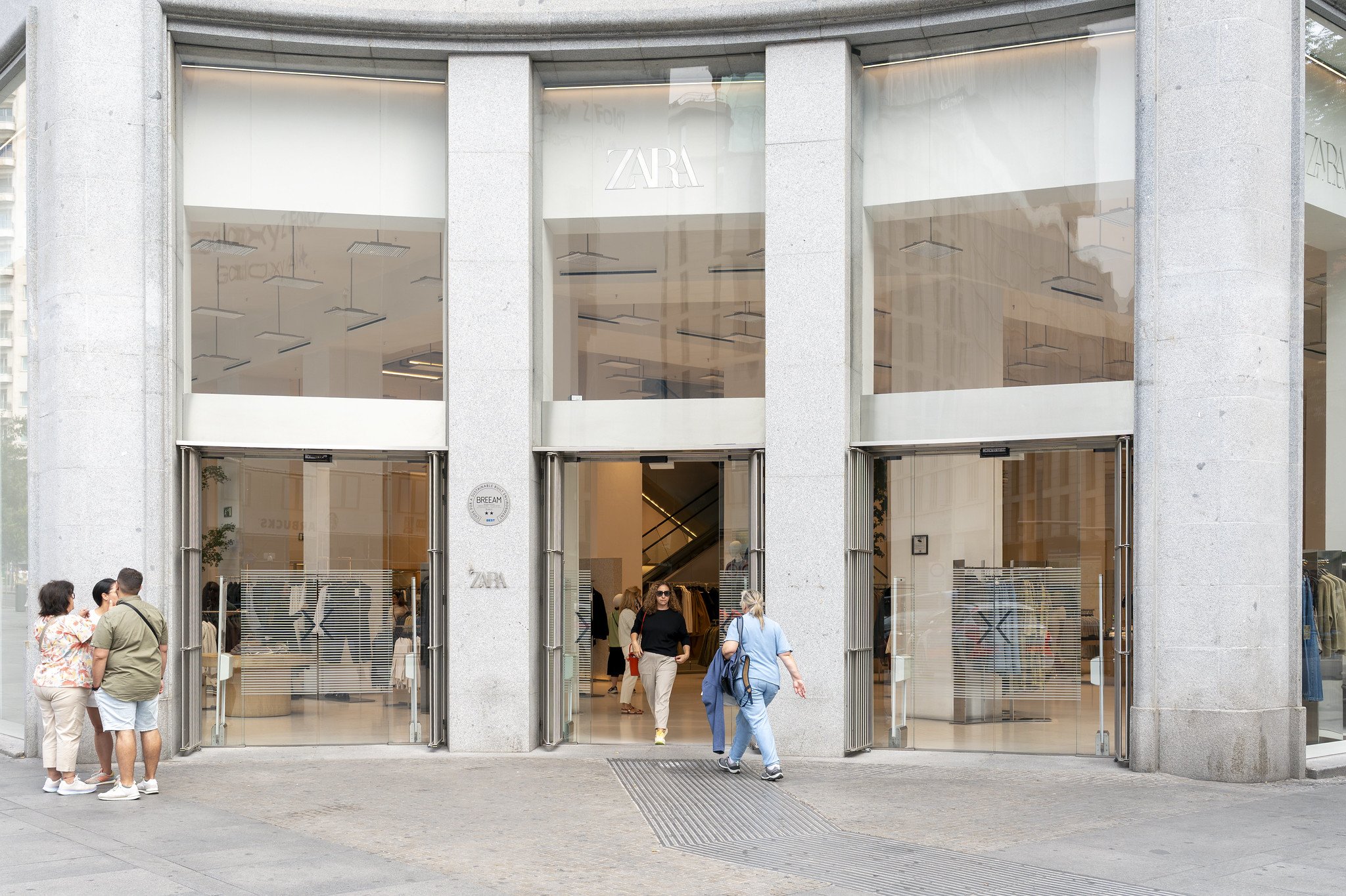 Inditex sigue mostrando ralentización en su primer semestre, pero logra récords de ingresos y beneficio,... y los inversores premian el fuerte inicio del tercer trimestre en ventas / Foto: Pablo Moreno Inditex sigue mostrando ralentización en su primer semestre, pero logra récords de ingresos y beneficio,... y los inversores premian el fuerte inicio del tercer trimestre en ventas / Foto: Pablo Moreno
