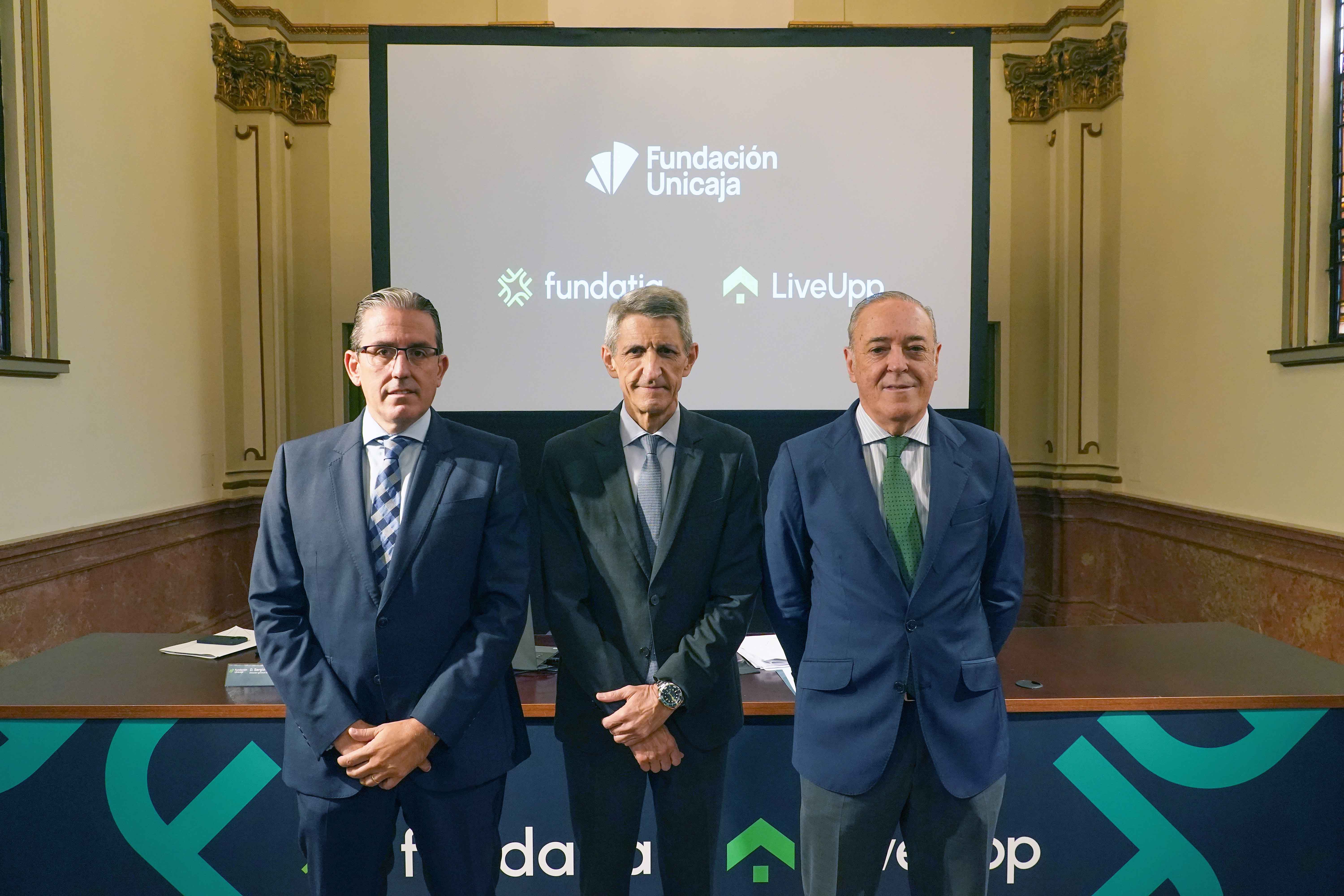 José Manuel Domínguez, presidente de la Fundación Unicaja (centro), junto a Sergio Corral, director general de la Fundación (izquierda) y Manuel Atencia, secretario de los Consejos de Administración de Fundatia y LiveUpp