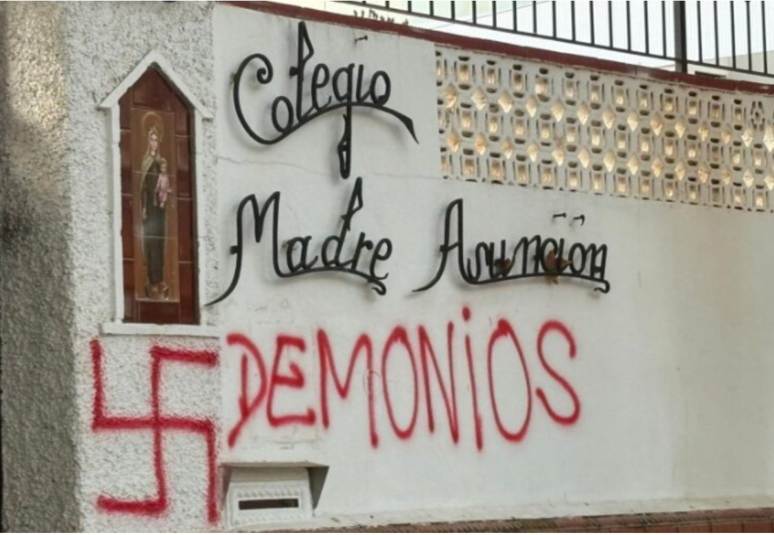 Pintadas en el colegio, en Málaga