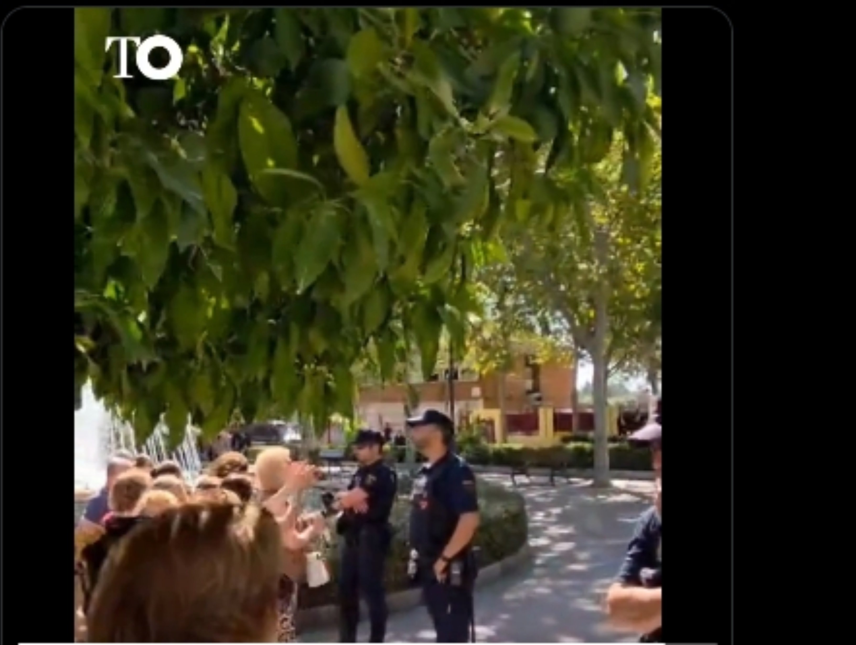 Parece que a los mayores, que esperaban fuera la visita del presidente, sí que les ha molestado. Le recibieron al grito de: ¡fuera, fuera, fuera! Parece que a los mayores, que esperaban fuera la visita del presidente, sí que les ha molestado. Le recibieron al grito de: ¡fuera, fuera, fuera!