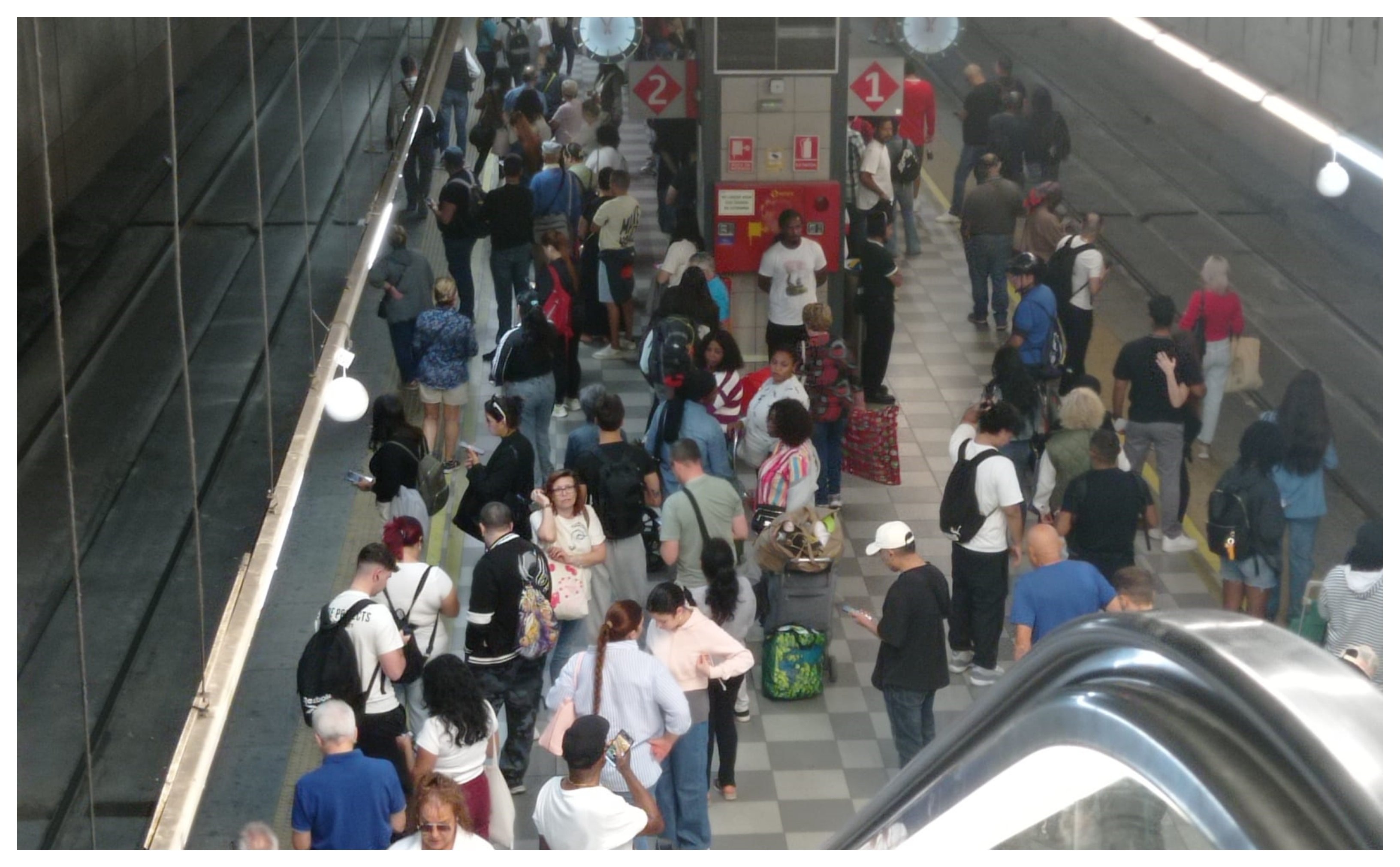 En este caso, la foto corresponde a la estación de Parla (Madrid), donde los viajeros se acumulaban en los andenes -y no es la primera vez, ni será la última- a la espera de un tren que no llegaba, ni se sabía cuándo lo haría